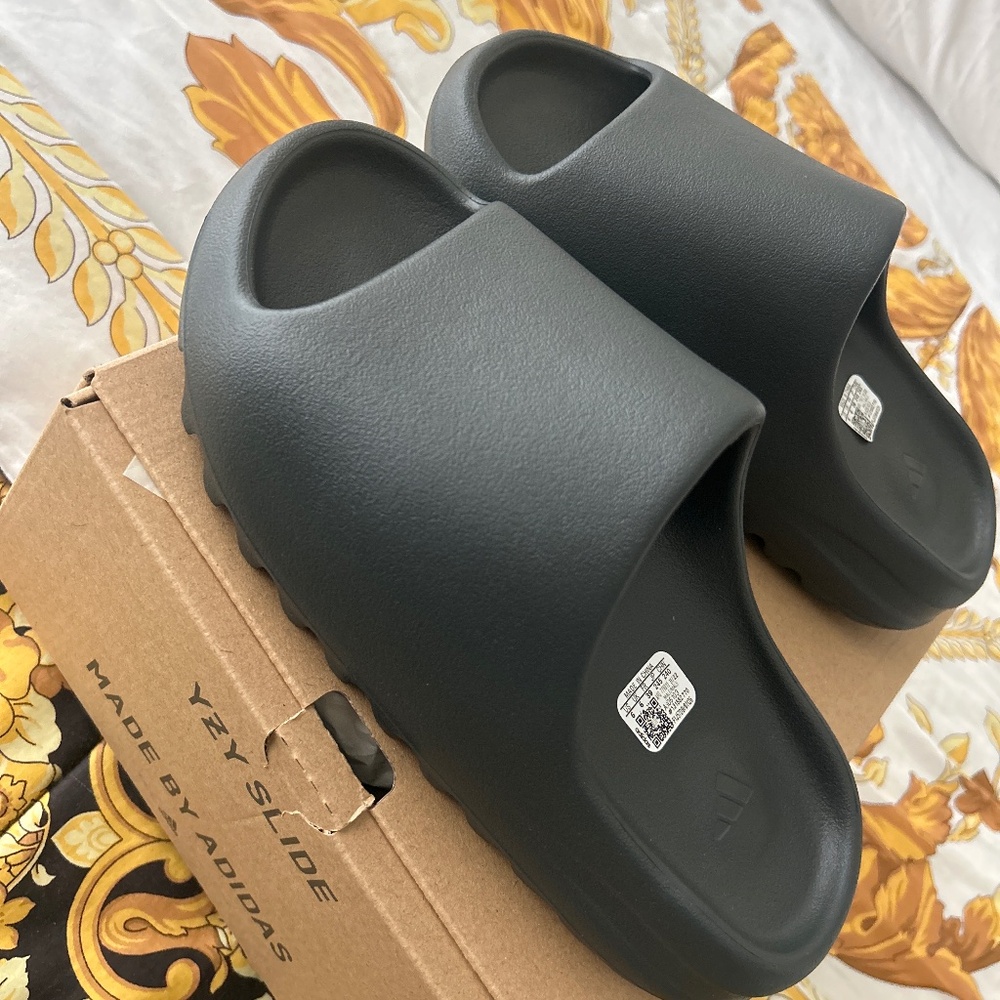 YEEZY SLIDE